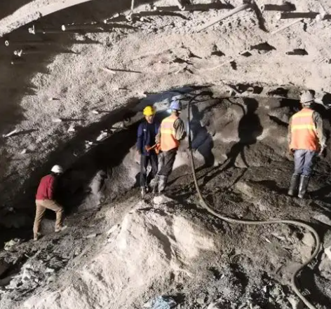 杂多拱顶带模注浆料的施工流程及注意事项